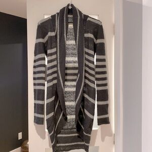 Ardene soft sweater. Dark and light grey. Shoulder to length in the back 35 in